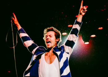 Harry Styles Left as a Dominant Male Pop Star. He Returns to a Crowd.