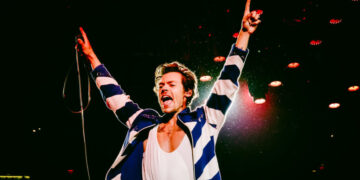 Harry Styles Left as a Dominant Male Pop Star. He Returns to a Crowd.