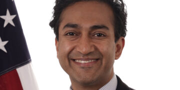 Divisive F.D.A. Vaccine Regulator Resigns