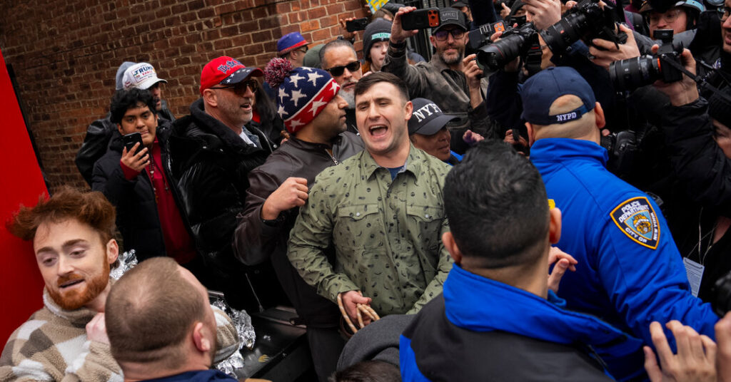 Smoking Jars of Metal and Fuses Thrown at Protest Near Mayor’s House