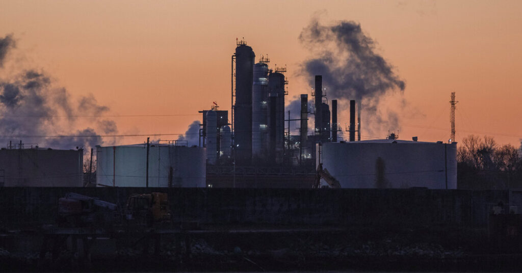 Economic Warning Signs Pile Up for Republicans Ahead of Midterms