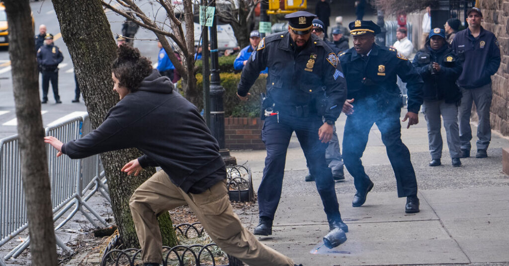 U.S. Authorities Are Investigating Device Thrown Near Gracie Mansion