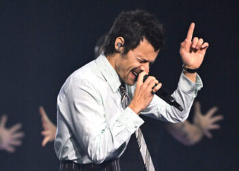 Harry Styles Dances Himself Clean