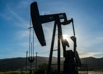 Oil Falls and Stocks Rise After a Day of Drastic Swings