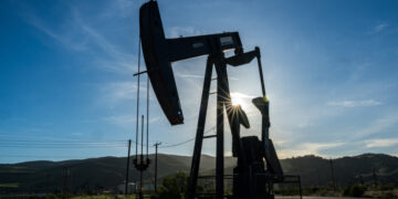 Oil Falls and Stocks Rise After a Day of Drastic Swings