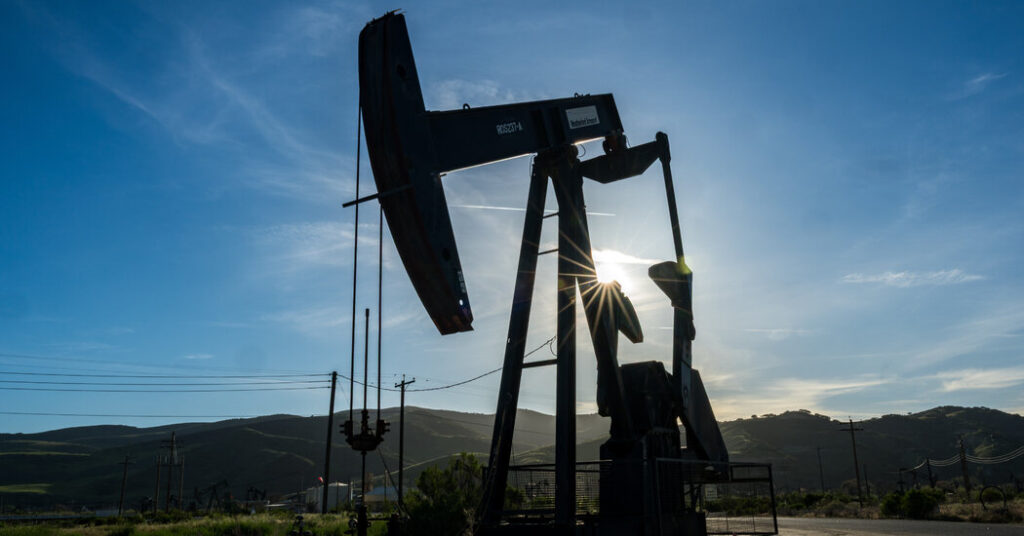 Oil Falls and Stocks Rise After a Day of Drastic Swings