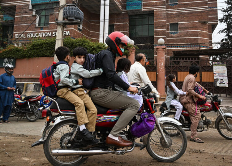 Pakistan Sends Navy Escort for Its Ships in the Middle East