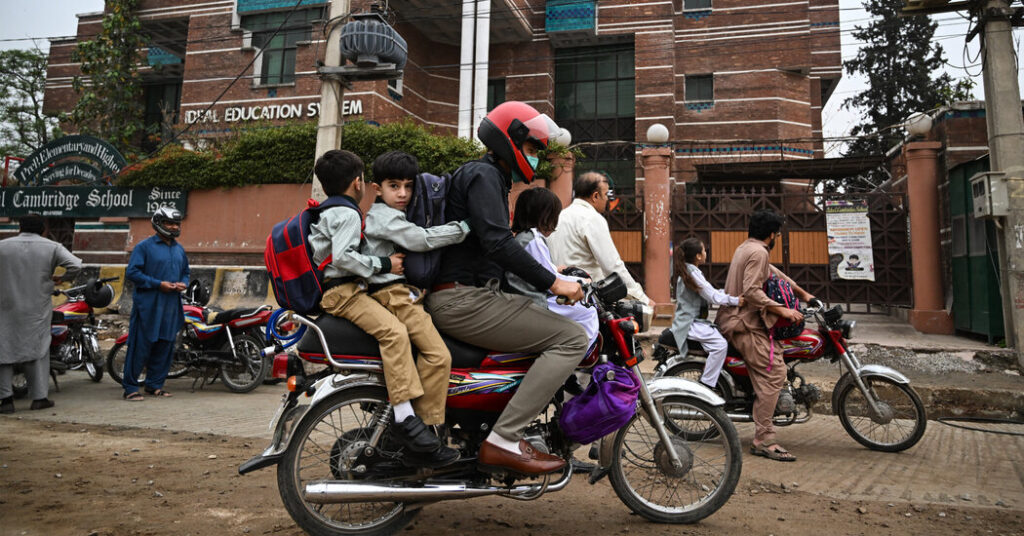 Pakistan Sends Navy Escort for Its Ships in the Middle East