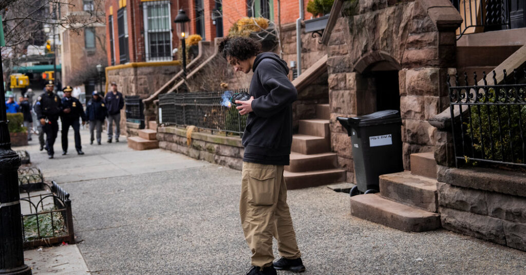 A Homemade Bomb at Gracie Mansion Unsettles New York