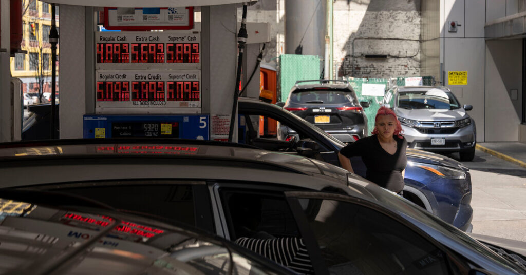 U.S. Gas Prices Jump for 11th Straight Day, and Oil Pushes Higher