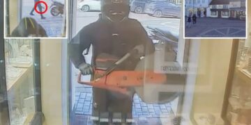 Wild video shows crook using a chainsaw to rob jewelry store