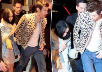 Harry Styles and Zoë Kravitz hold hands while arriving at ‘SNL’ afterparty