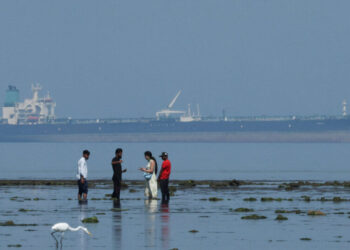 Trump Draws Bipartisan Backlash for Easing Oil Sanctions on Russia and Iran