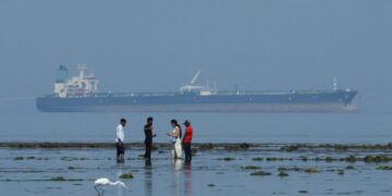 Trump Draws Bipartisan Backlash for Easing Oil Sanctions on Russia and Iran