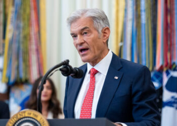 In Tense Meeting, Dr. Oz Pressed Medical Societies on Trans Care for Teens