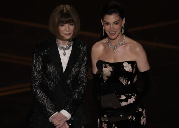 Anna Wintour at the Oscars: In on the Joke, Out of Her Sunglasses