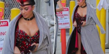Kim Kardashian fully transforms into Las Vegas showgirl on ‘The Fifth Wheel’ set
