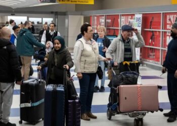 With little or no help from the U.S. government, Americans stranded in the Mideast used WhatsApp and social media to figure out how to get home