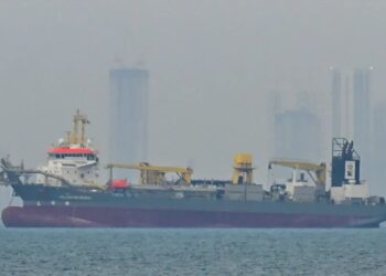 UAE and Kuwait start oil output cuts after Hormuz blockage