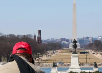 ‘Tragic love story’: Epstein and Trump get ‘Titanic’ treatment with new 12-foot DC statue