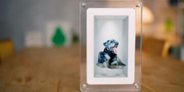 This Digital Picture Frame Wants to Bring People Closer to a Holographic Future