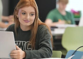 America’s math and reading scores tanked after schools ditched textbooks for screens—and AI could worsen the brain rot