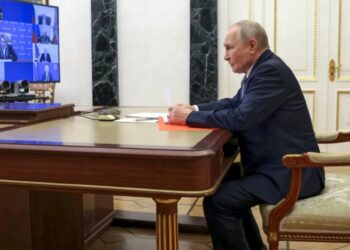 U.S. lifts sanctions on Russian oil already loaded onto tankers, equal to 5-6 days’ worth of normal shipments through the Strait of Hormuz