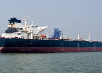 Iran supertanker pushes through strait for China