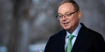 Pentagon sees Iran war lasting up to six weeks, Trump aide says