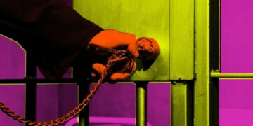 AI Mistake Throws Innocent Grandmother in Jail for Nearly Six Months