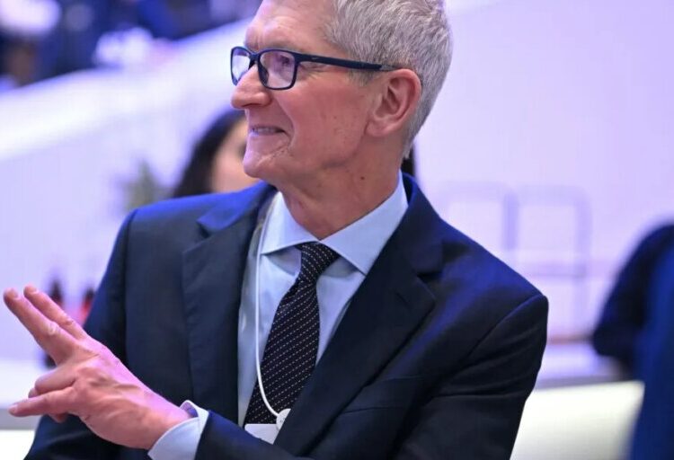 The best way for CEOs to keep bonuses in a downturn: Lower expectations