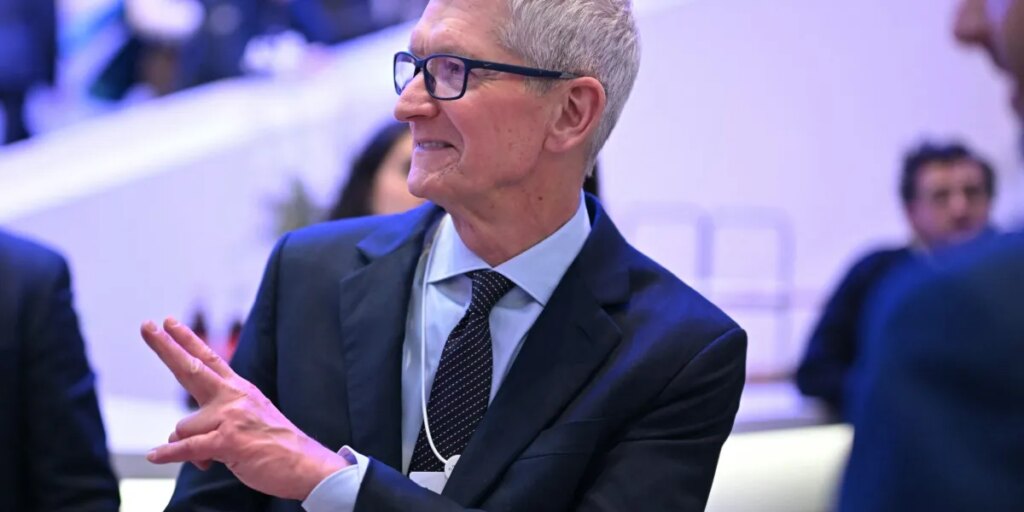 The best way for CEOs to keep bonuses in a downturn: Lower expectations