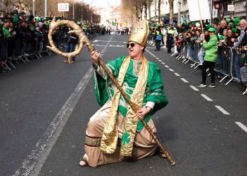 Photos of the Week: Amish Birders, Oscar Winner, Newborn Sloth