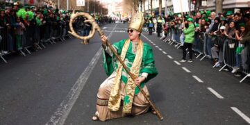 Photos of the Week: Amish Birders, Oscar Winner, Newborn Sloth