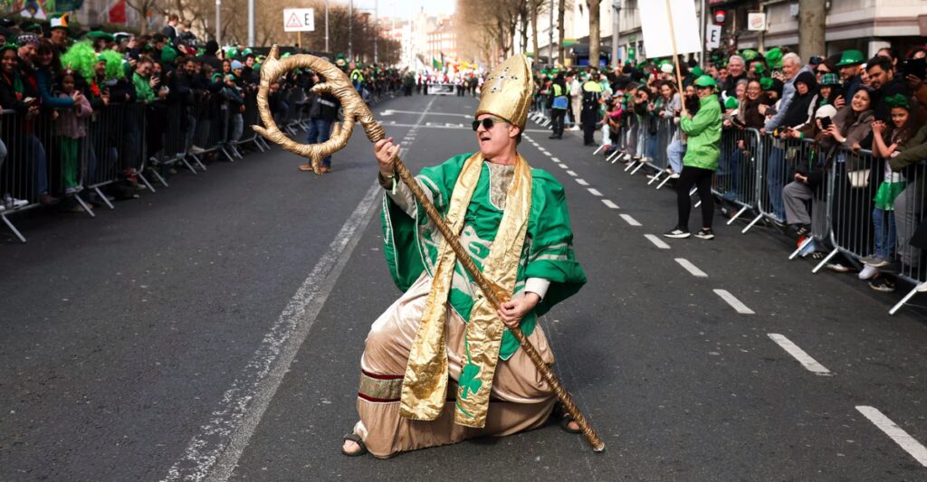 Photos of the Week: Amish Birders, Oscar Winner, Newborn Sloth