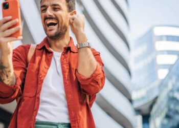 Covid gave us hybrid work. The Iran War might give us a four-day week—and this time, experts say it could stick