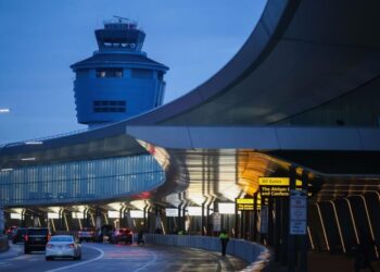 La Guardia’s Air Traffic Controllers Had Too Much to Do