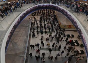 ‘Airport Dad’ faces reckoning amid long lines as travelers told not to arrive too early: ’90 minutes before departure is all you need’