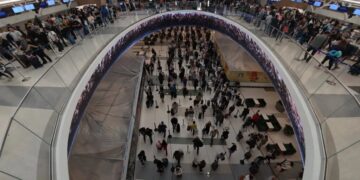 ‘Airport Dad’ faces reckoning amid long lines as travelers told not to arrive too early: ’90 minutes before departure is all you need’