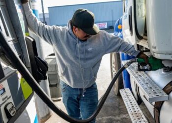 Bond yields are falling even as oil tops $102, showing that Wall Street fears recession more than inflation