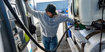 Bond yields are falling even as oil tops $102, showing that Wall Street fears recession more than inflation