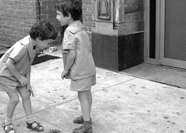 Carol Kitman, 96, Dies; Photographer Documented the Vindman Twins