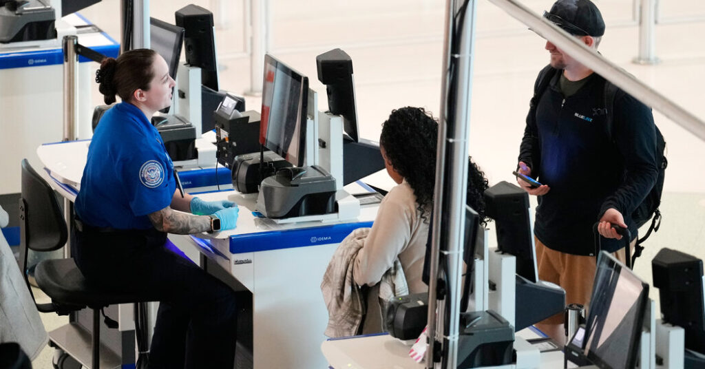 Small U.S. Airports Could Close if Shutdown Continues, Official Warns