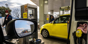 Gas Prices in Japan Hit Record High, Testing Leader’s Cost-of-Living Pledge