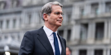 U.S. Encourages Flow of Iranian Oil While It Battles Iran