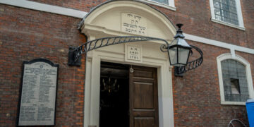 2 Men Charged With Spying for Iran on Britain’s Oldest Synagogue