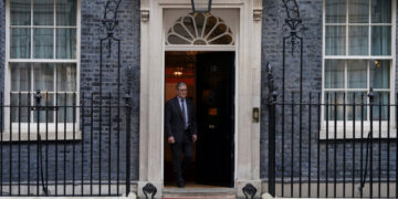 U.K. Advisers Help U.S. Develop Options to Reopen Strait of Hormuz