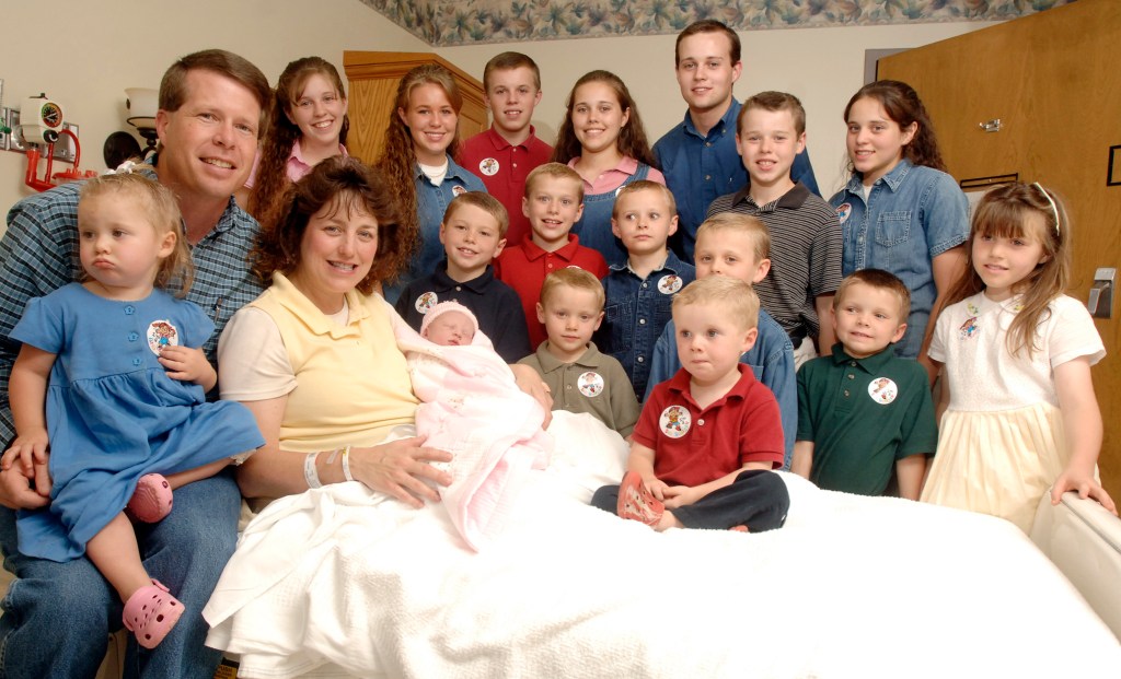 Michelle Duggar and Jim Bob with their 17 children and newborn baby.