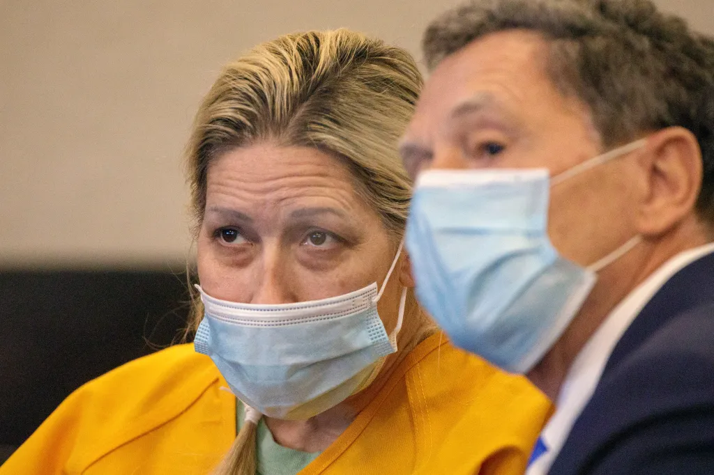 Shannon O'Connor speaks with her attorney Sam Polverino in a courtroom.