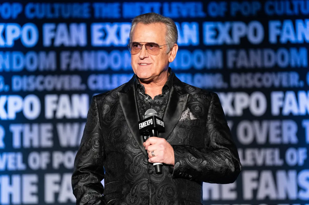 Bruce Campbell speaking at FAN EXPO New Orleans.